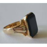 Agate Set Gold Ring of small size, 20ct gold (833 stamp).