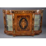 Credenza in radica di noce finemente intarsiata con finiture in bronzo dorato e ante laterali con