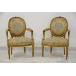 Due poltrone in legno dorato in stile Luigi XVI con schienale e seduta imbottiti. XX secolo.