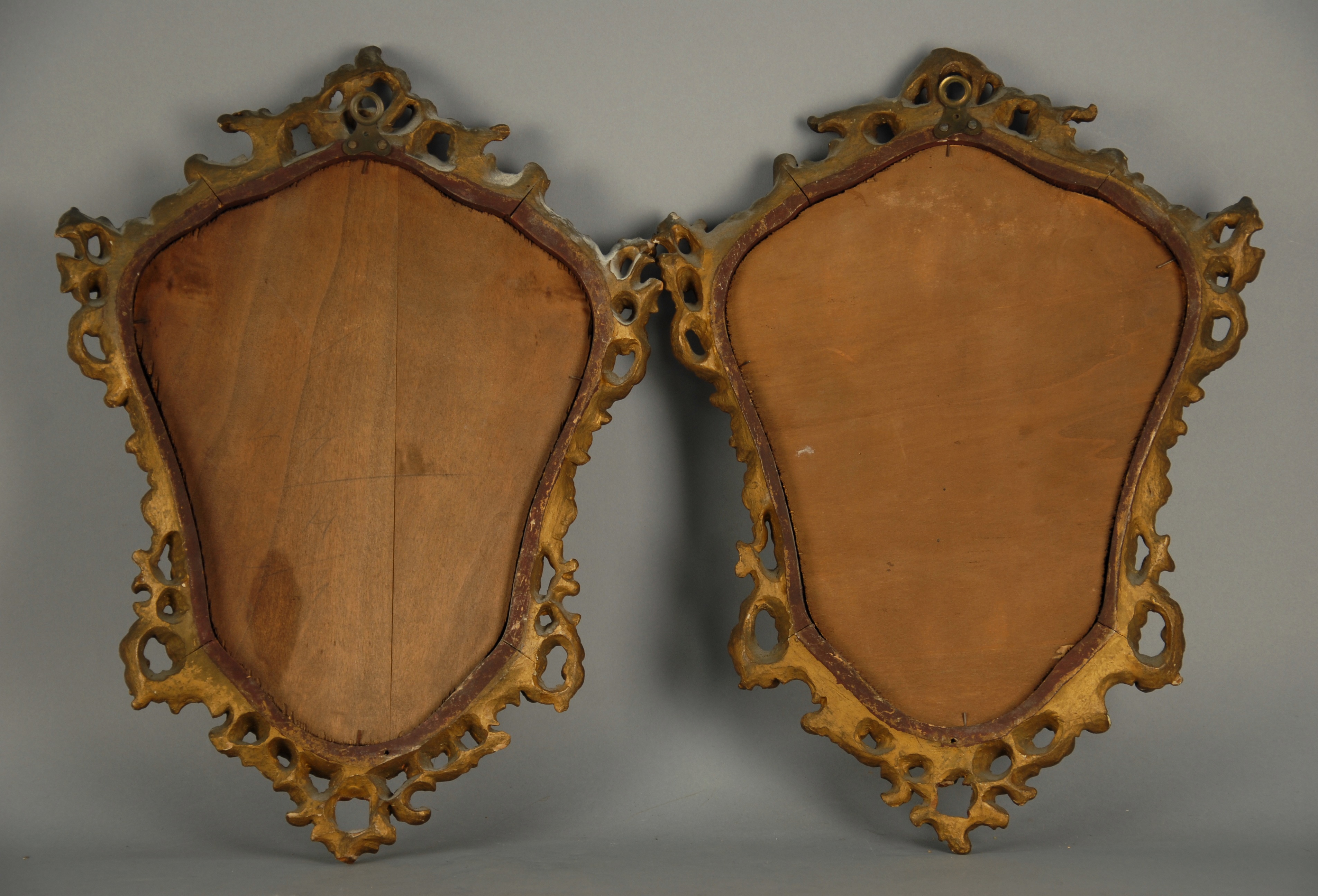 Due piccole specchiere con cornice in legno intagliato e dorato. XIX secolo. Difetti. Mis. Lung. cm. - Image 2 of 2