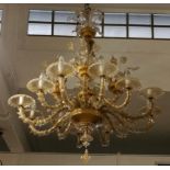 Lampadario dodici bracci in vetro di Murano con spolvero d'oro. XX secolo. Difetti. Mis. Lung. cm.