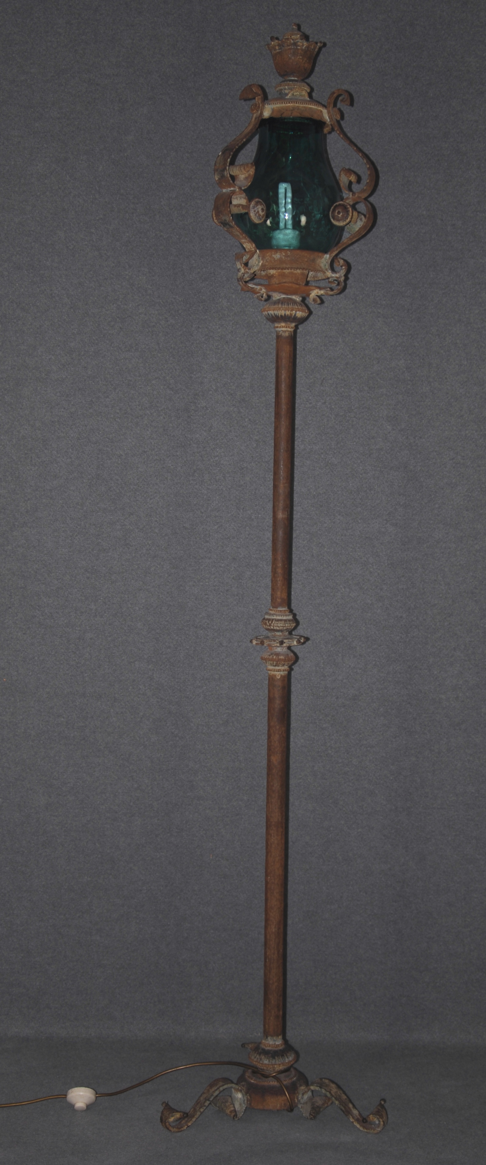 Lampada a colonna in ferro con diffusore in vetro colorato. XIX secolo. Mis. Alt. cm. 220 ca.
