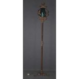 Lampada a colonna in ferro con diffusore in vetro colorato. XIX secolo. Mis. Alt. cm. 220 ca.