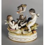 Scultura in porcellana policroma raff. ''PUTTI FESTANTI''. Marcata CAPODIMONTE. Inizi XX secolo.