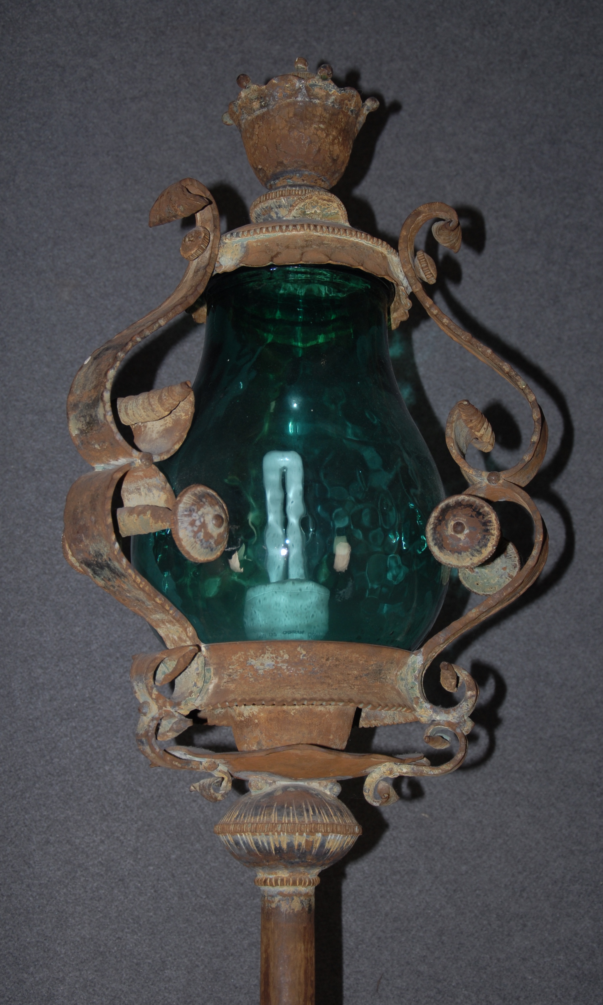 Lampada a colonna in ferro con diffusore in vetro colorato. XIX secolo. Mis. Alt. cm. 220 ca. - Image 2 of 2