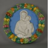 Tondo in ceramica smaltata raff. ''MADONNA CON BAMBINO''. In stile Della Robbia. XX secolo. Mis.