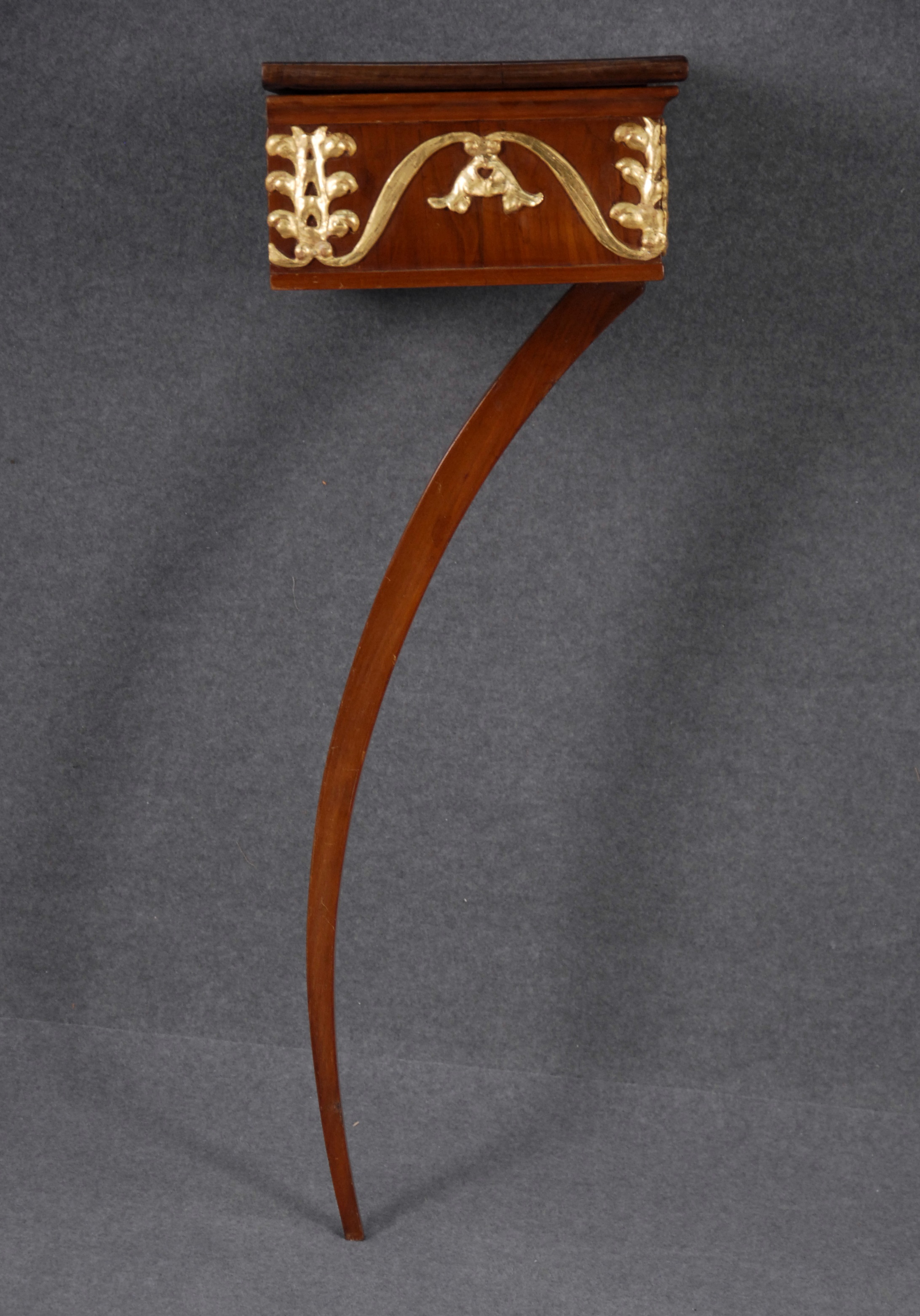 Coppia di console in mogano con finiture dorate in stile neoclassico. XX secolo. Mis. Lung. cm. 48 - Image 2 of 3