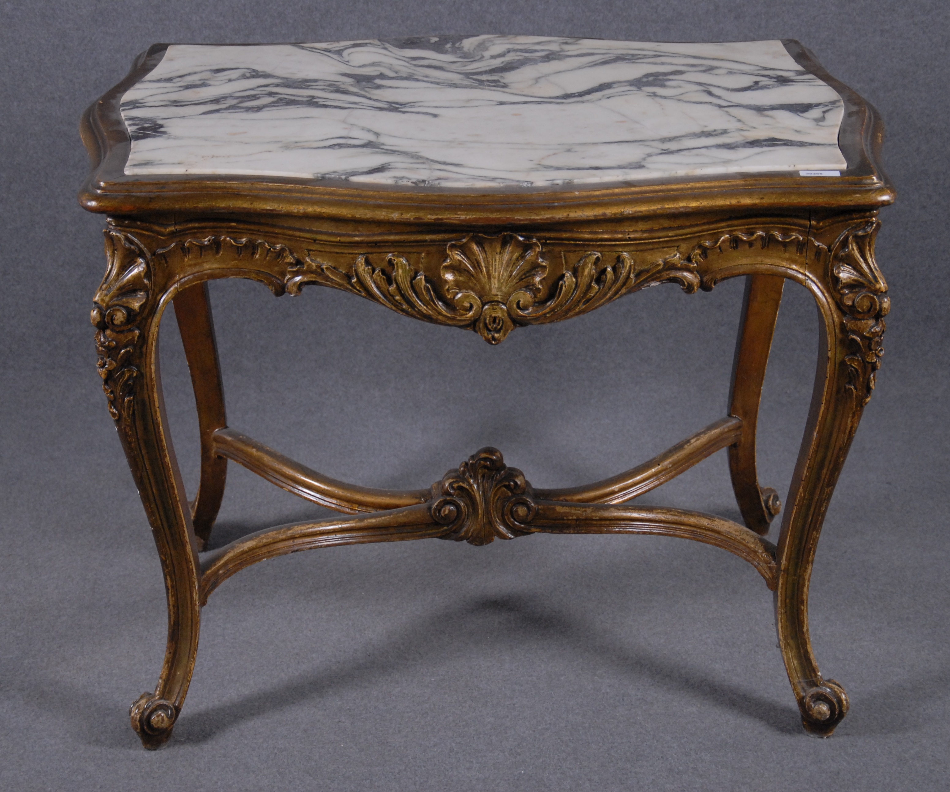 Tavolino da servizio in legno dorato con piano in marmo. XX secolo. Mis. Lung. cm. 82 Alt. cm. 63