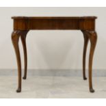Tavolo da gioco in noce in stile settecentesco. XIX secolo. Mis. Lung. cm. 85 Alt. cm. 75 Prof.