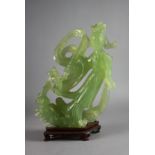 Scultura in giada verde raff. ''GUANYIN CON FIORE''. Base in legno. Cina. Inizi XX secolo. Lievi