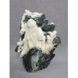 Scultura in anfibolite bianca e nera raff. ''VECCHIO SAGGIO CON BAMBINI''. Cina. Mis. Alt. cm. 39