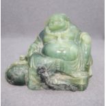 Scultura in pietra dura verde acqua raff. ''BUDAI CON COLLANA E VASO''. Cina. Mis. Lung. cm. 33 Alt.