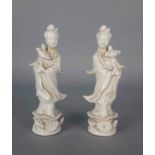 Due piccole figure in porcellana bianca raff. ''GUANYIN CON FIORI''. Cina. XX secolo. Una con