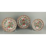Tre piatti in porcellana Canton a bordo traforato. Marchio aprocrifo sul fondo. Cina. XX secolo.