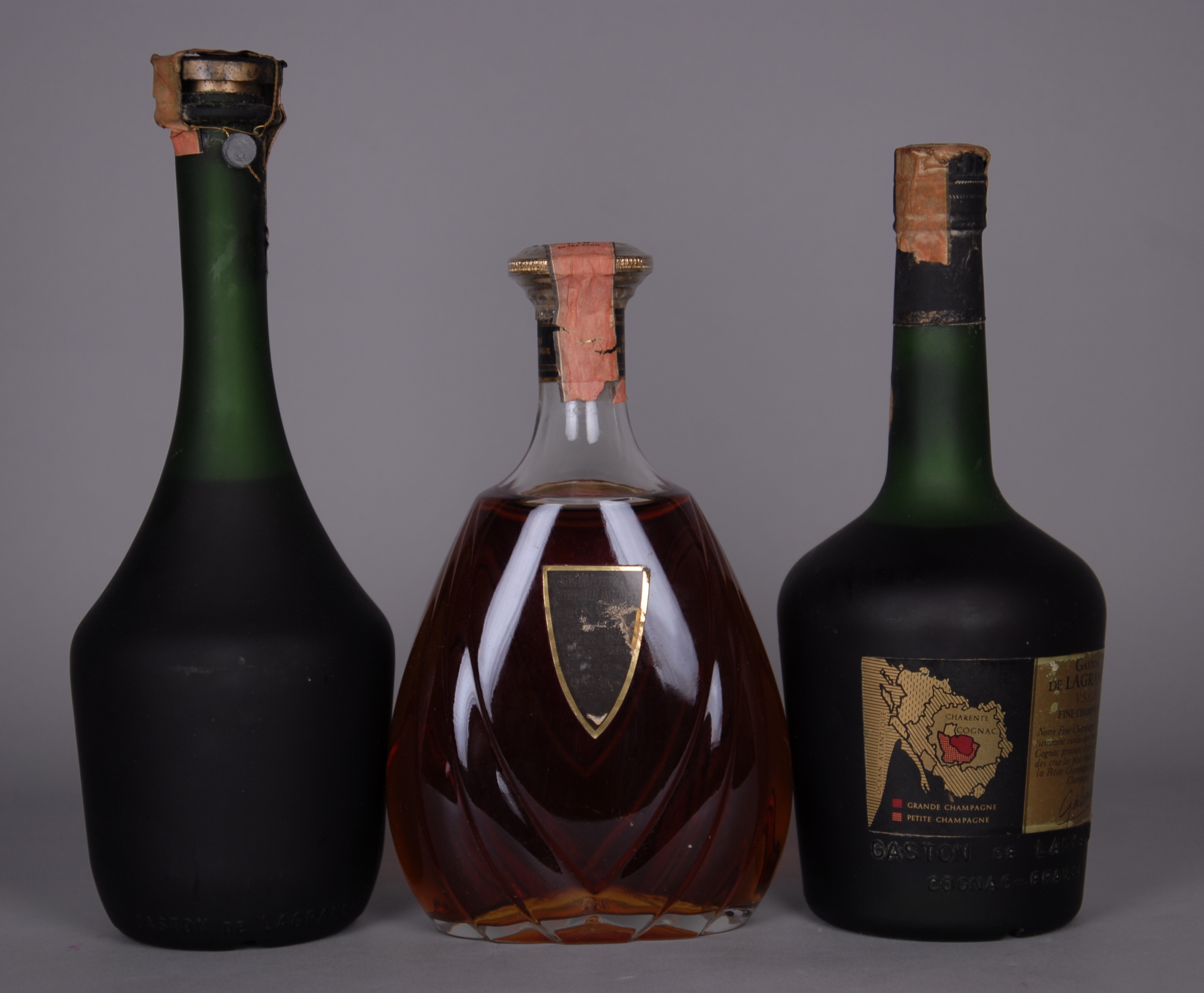 Lotto di tre Cognac GASTON DE LAGRANGE: - Cognac V.S.O.P. Fine Champagne. Vecchia bottiglia anni ' - Image 2 of 2