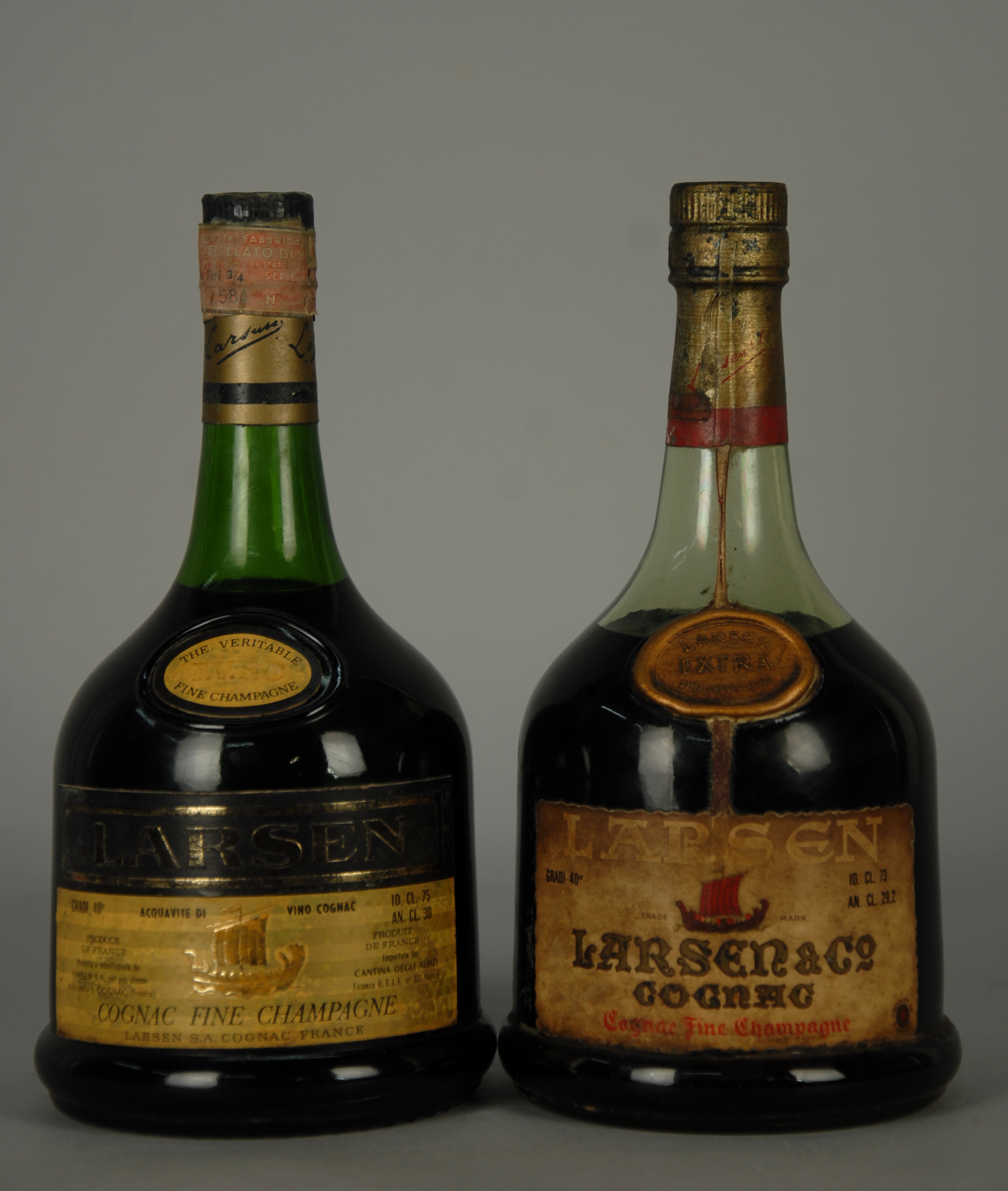 Coppia di Cognac LARSEN, denominato 'Il Cognac dei Vichinghi': - Cognac Extra - Fine Champagne.