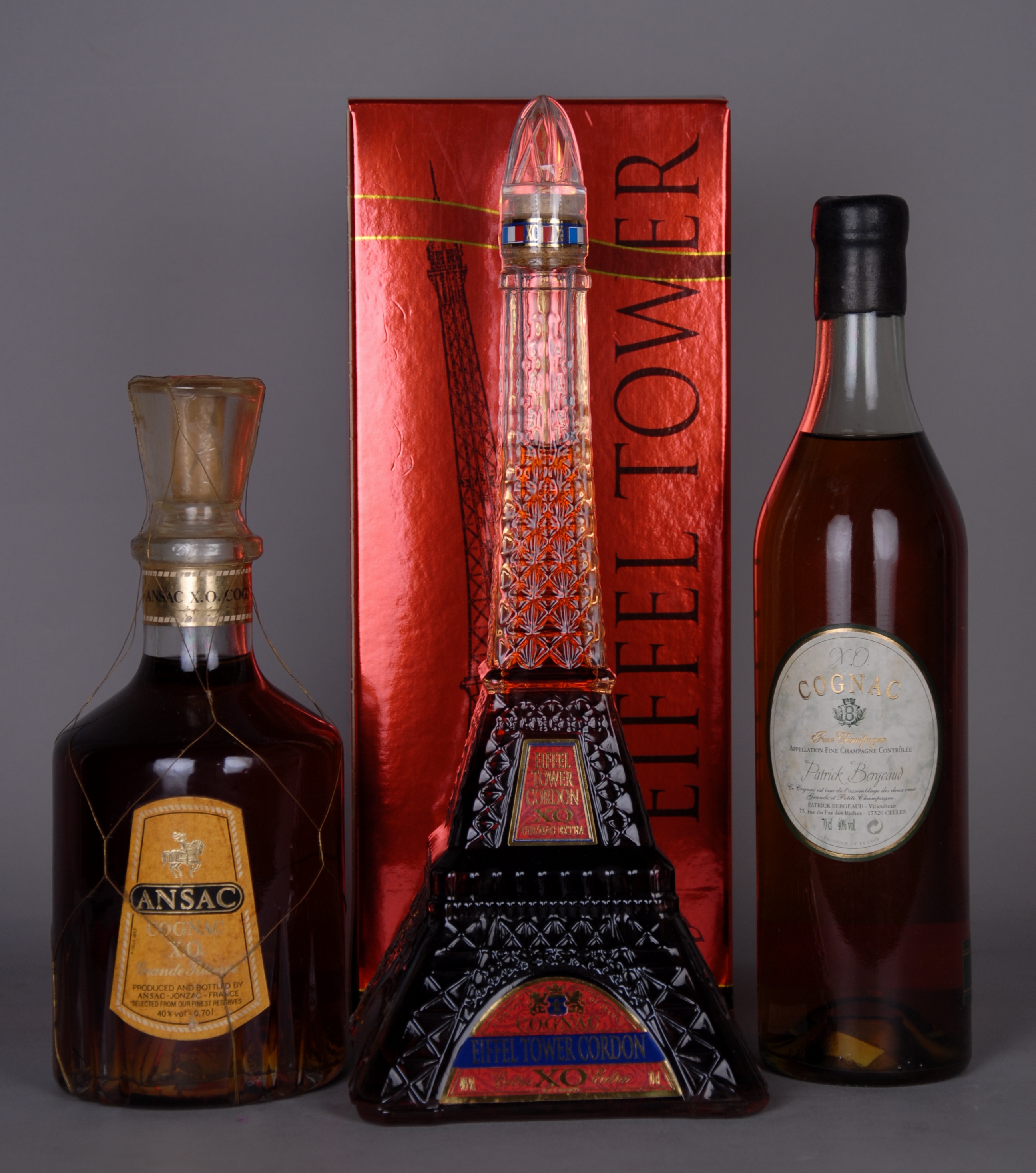 Tre Cognac X.O.: - Cognac ANSAC - 'Grande Reserve'. Caraffa filigranata e sigillata. Fascetta