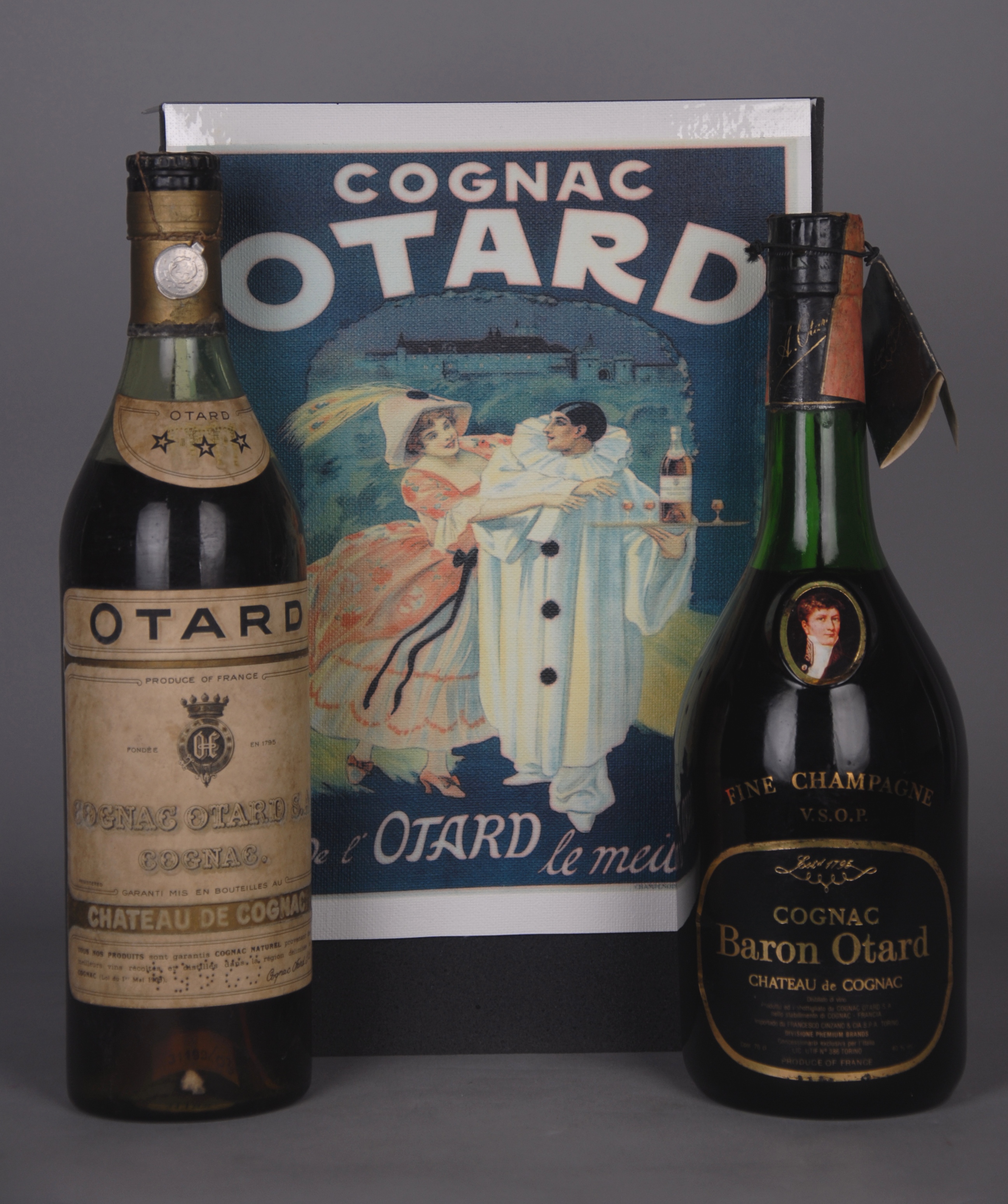 Lotto composto da due Cognac OTARD e un manifesto: - Cognac 'Tre stelle'. Sigillo stella
