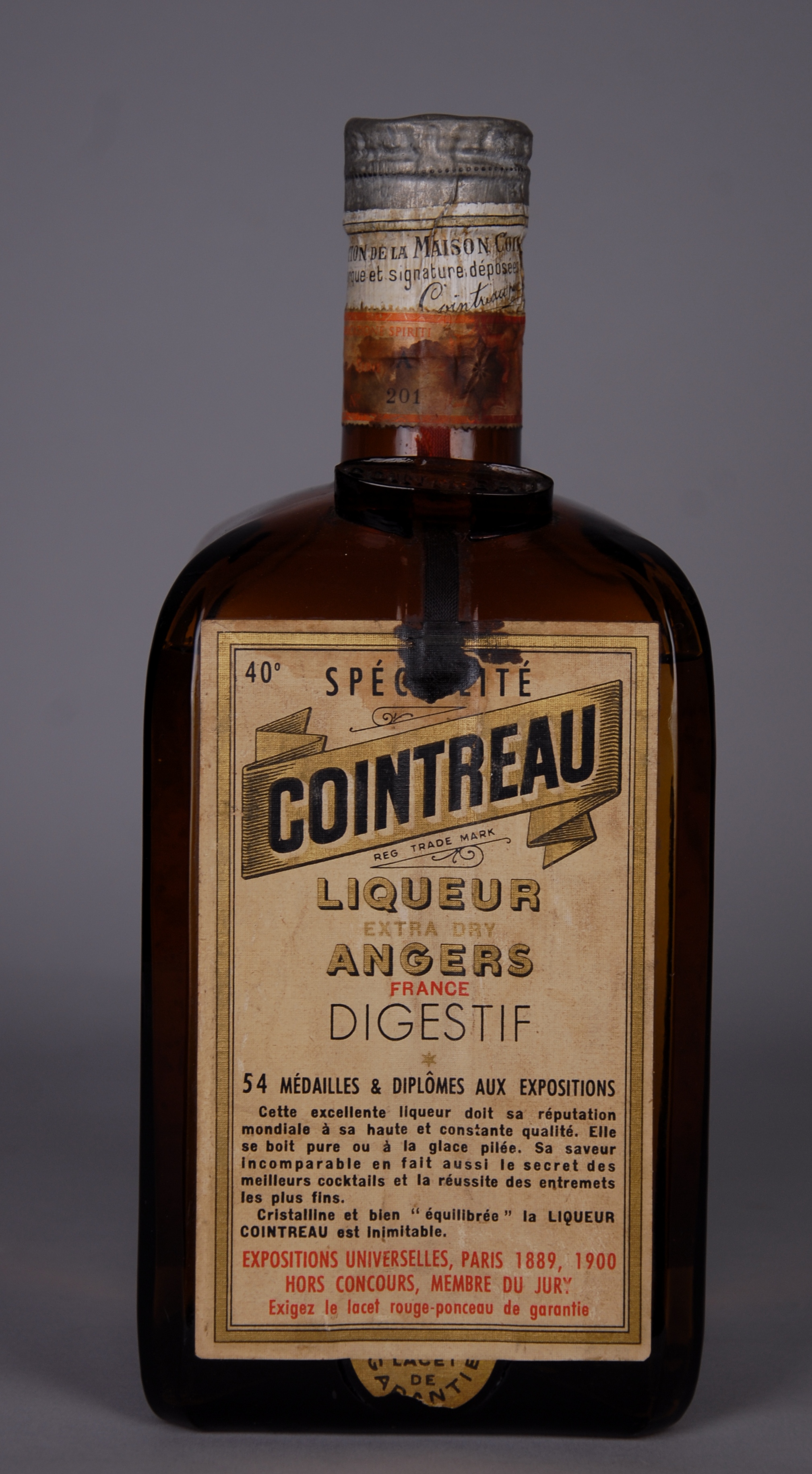 Rarissima bottiglia di Cointreau. Fascetta cartacea di Stato e bollo anticontraffazione decreto 28.