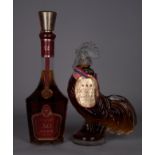 Coppia di Cognac HARDY: - Cognac Tre Stelle DE LUXE. Decanter a forma di gallo e collarino