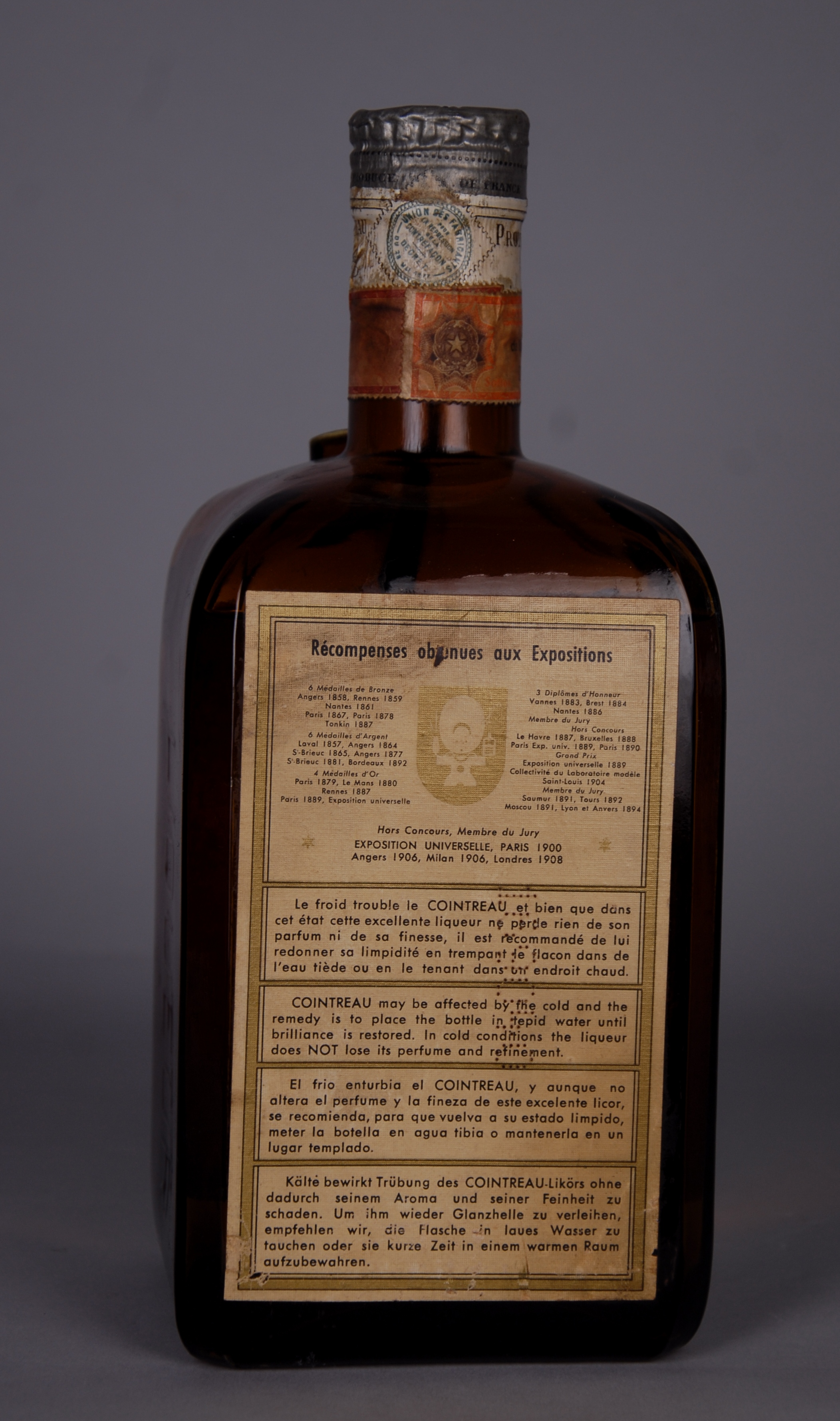 Rarissima bottiglia di Cointreau. Fascetta cartacea di Stato e bollo anticontraffazione decreto 28. - Image 2 of 2