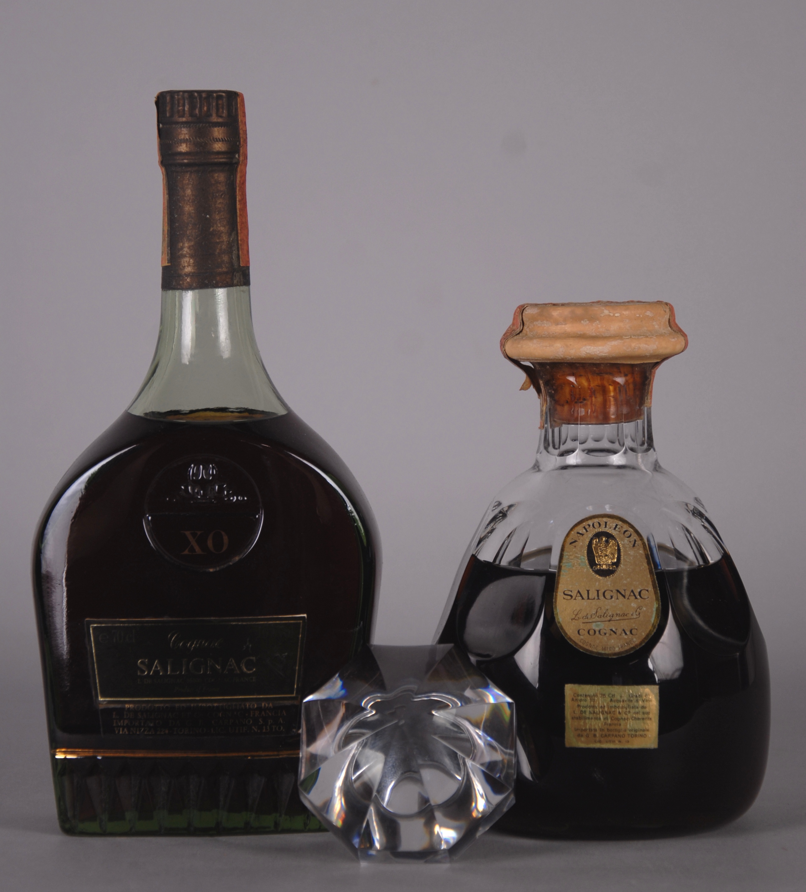 Coppia di Cognac SALIGNAC: - Cognac NAPOLEON. Bottiglia in cristallo di Baccarat. Fascetta