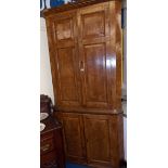 18TH CENTURY FLOOR STANDING CORNER CUPBOARD RE-VENEERED IN WALNUT WITH A MOULDED CORNICE WITH A