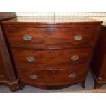 REGENCY PERIOD MAHOGANY BOW FRONT CHEST OF THREE DRAWERS ON SPLAY BRACKET FEET 86CM H X 85CM W X