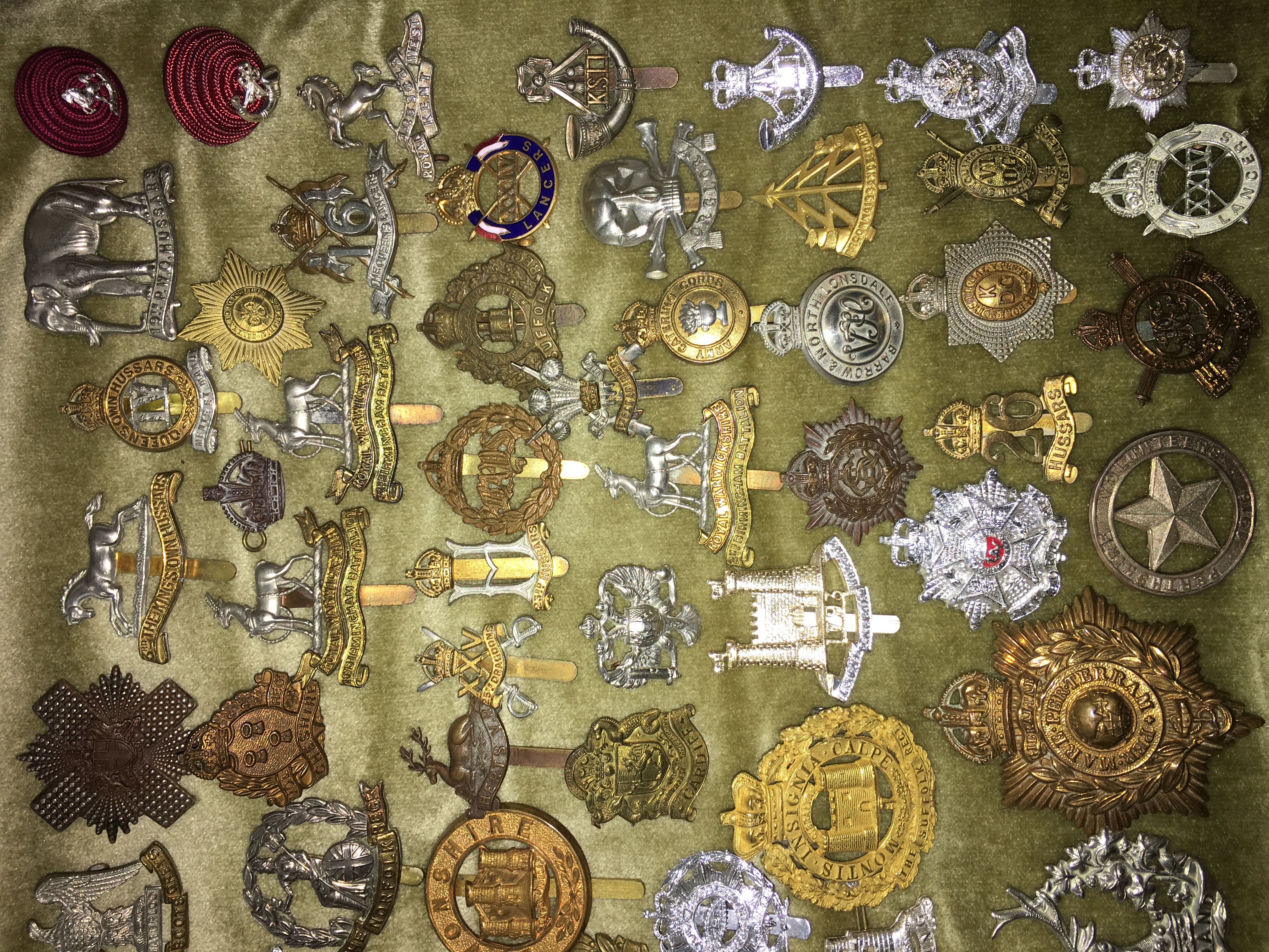 CIGAR BOX OF MISCELLANEOUS REGULAR ARMY REGIMENTAL BADGES AND INSIGNIA - Image 4 of 4