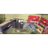 SELECTION OF PLASTIC SCALE MODEL AIRCRAFT AND OCEAN LINER MODEL KITS