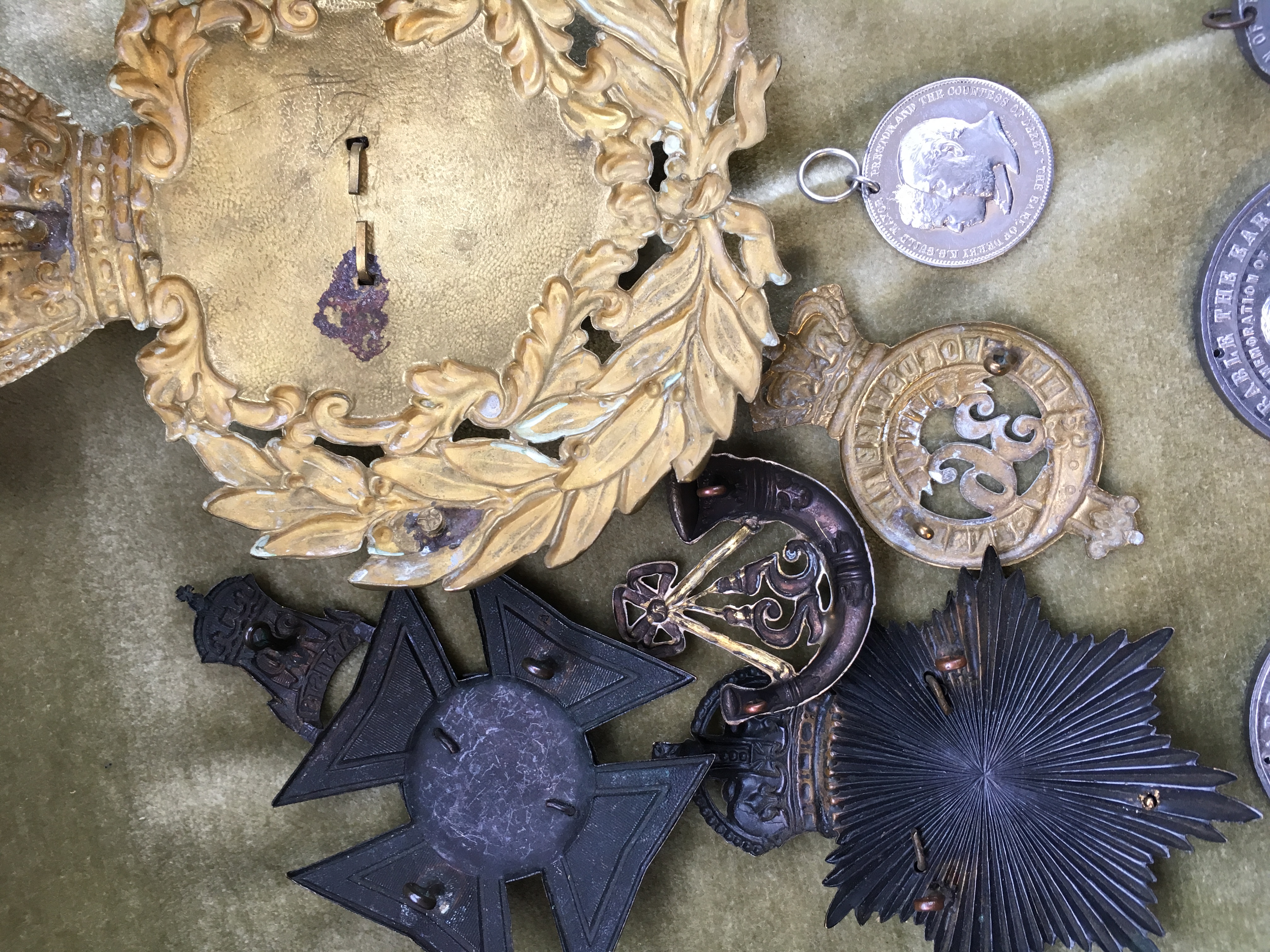 TIN OF VARIOUS MEDALLIONS AND A SELF SALOPEAN YEOMANRY HELMET PLATE AND LONDON RIFLE BRIGADE BADGES - Image 2 of 3