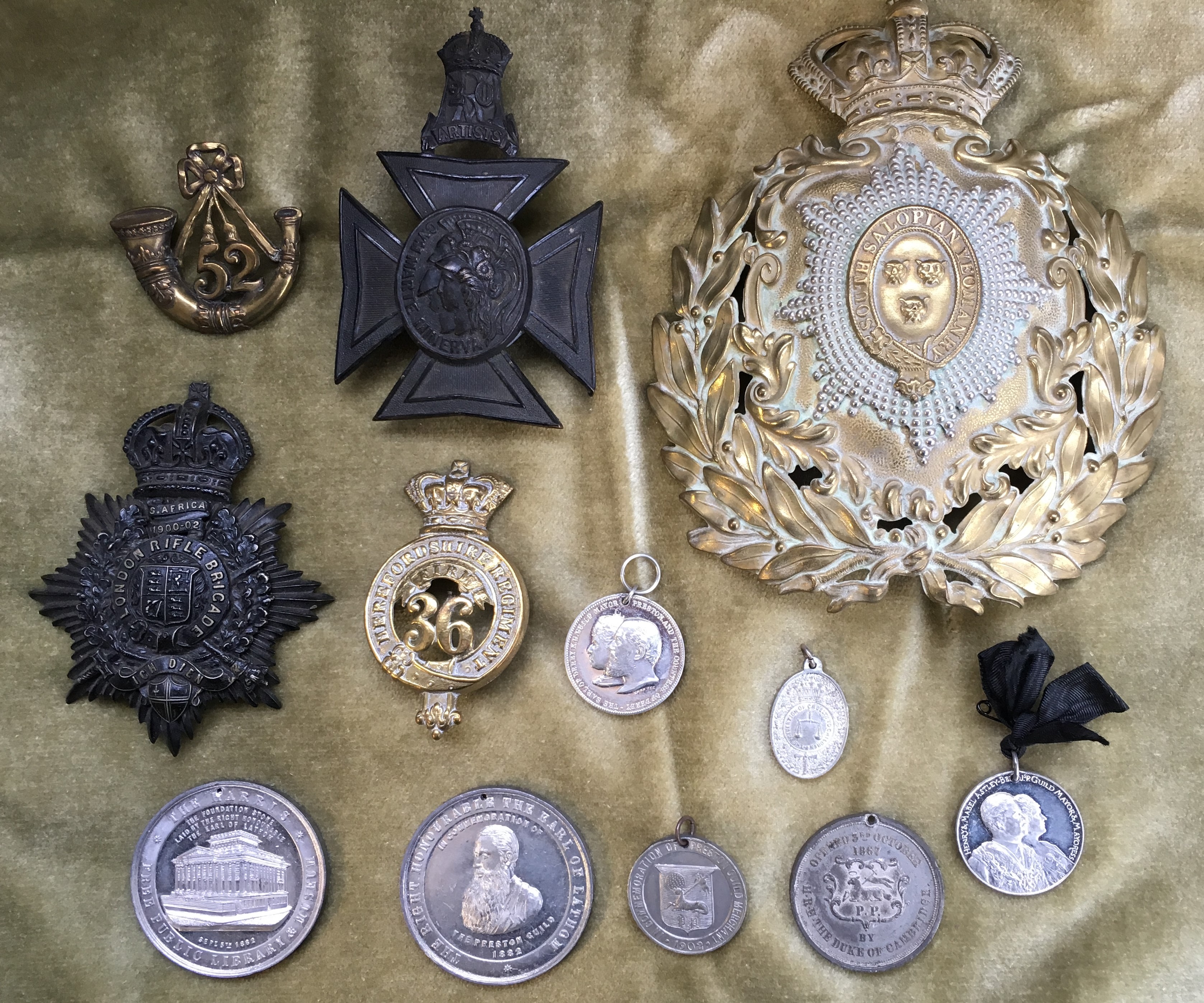 TIN OF VARIOUS MEDALLIONS AND A SELF SALOPEAN YEOMANRY HELMET PLATE AND LONDON RIFLE BRIGADE BADGES