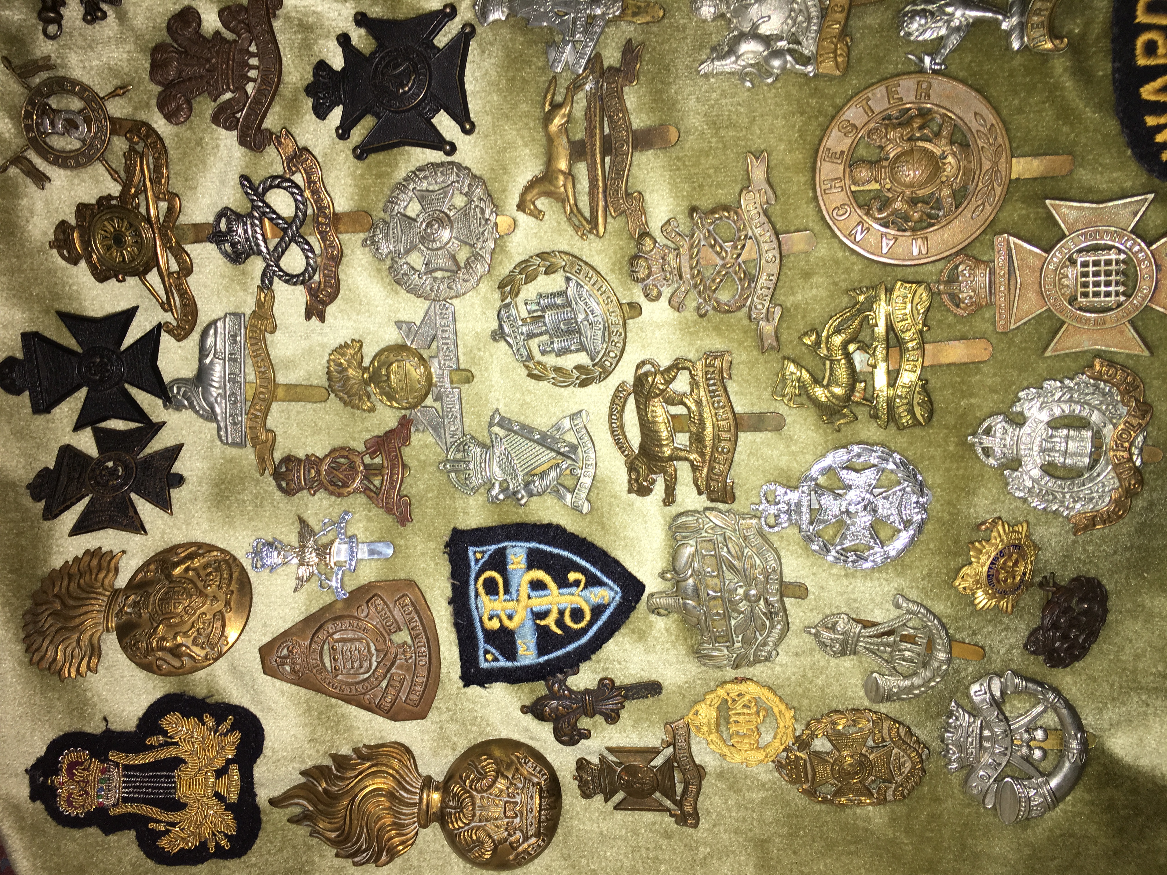 CIGAR BOX OF MISCELLANEOUS REGULAR ARMY REGIMENTAL BADGES AND INSIGNIA - Image 3 of 4