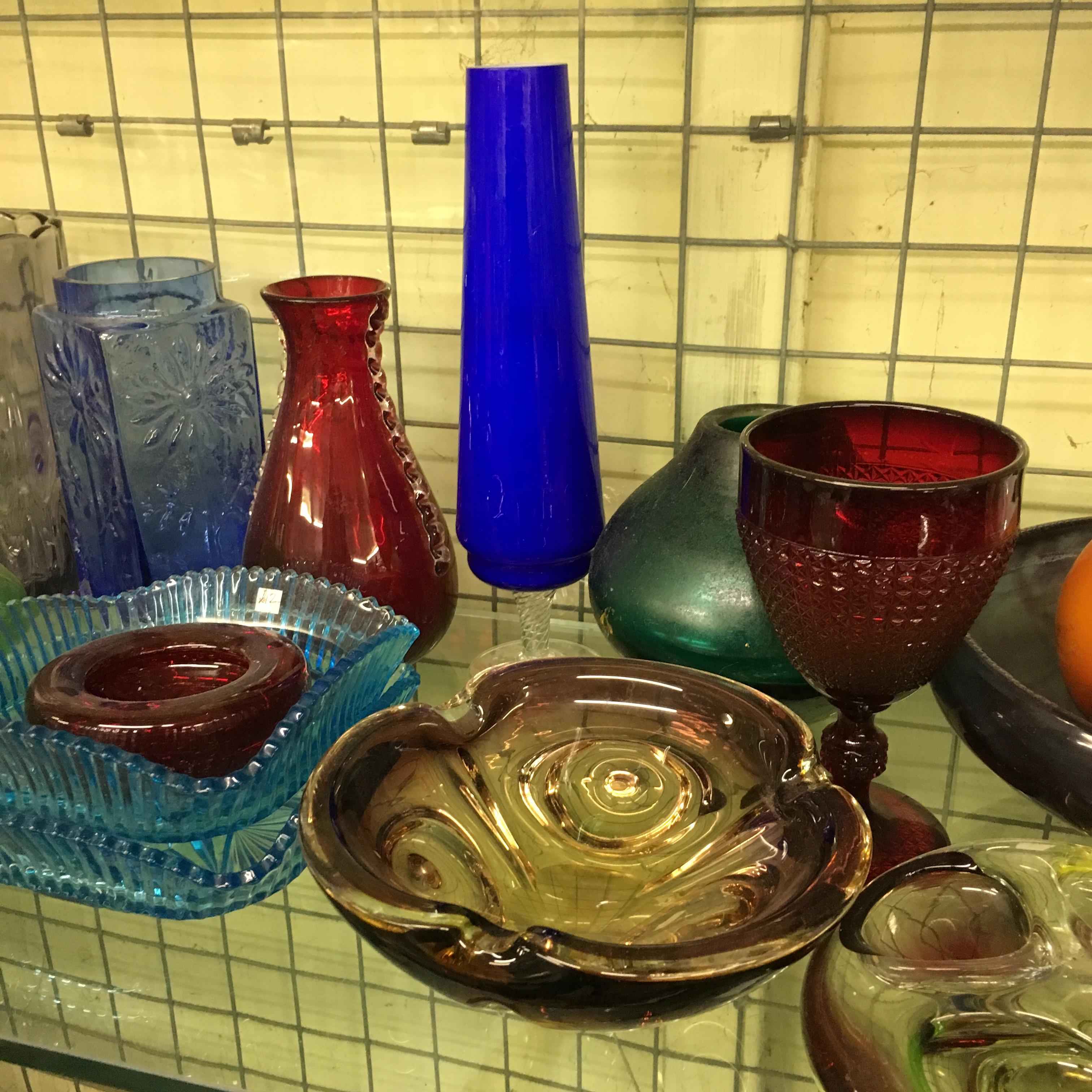 SELECTION OF COLOURED BOHEMIAN AND ITALIAN GLASSES - Image 4 of 4