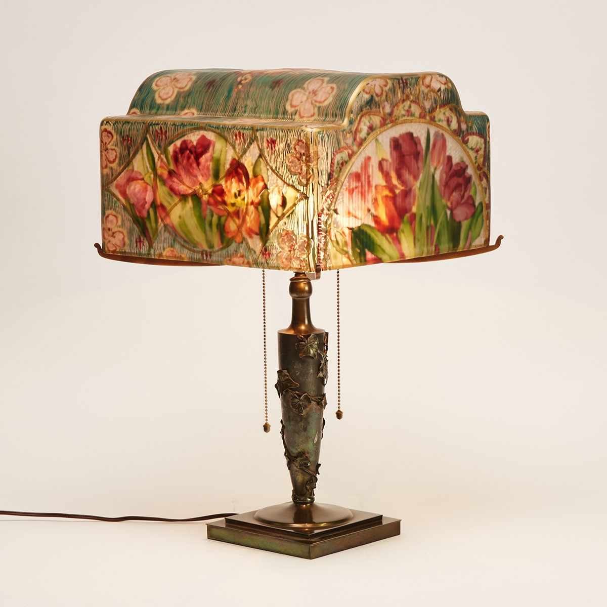 Pairpoint Puffy Tulip Pattern 'Roma' Shade Table Lamp, early 20th century