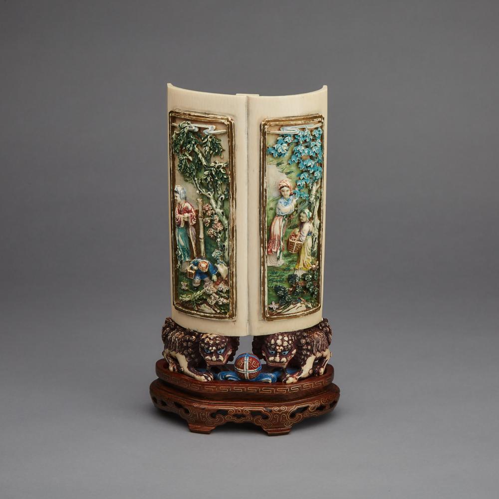 A Rare Polychrome Ivory ‘Gardens’ Panel, Circa 1900, 約1900年 罕見花園人物加彩牙雕插屏帶座, height 8.1 in — 20.5 cm