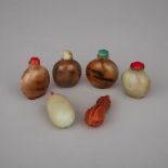 A Group of Six Snuff Bottles, 白玉瑪瑙料器鼻煙壺一組六件, largest length 3.1 in — 8 cm (6 Pieces)