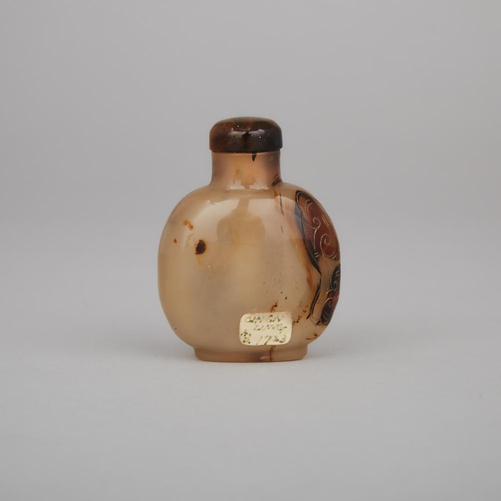 A Finely Carved and Gilt Shadow Agate Snuff Bottle, 18th/19th Century, 十八／十九世紀 紅影瑪瑙鍍金巧雕福從天降鼻煙壺, heig - Image 2 of 3