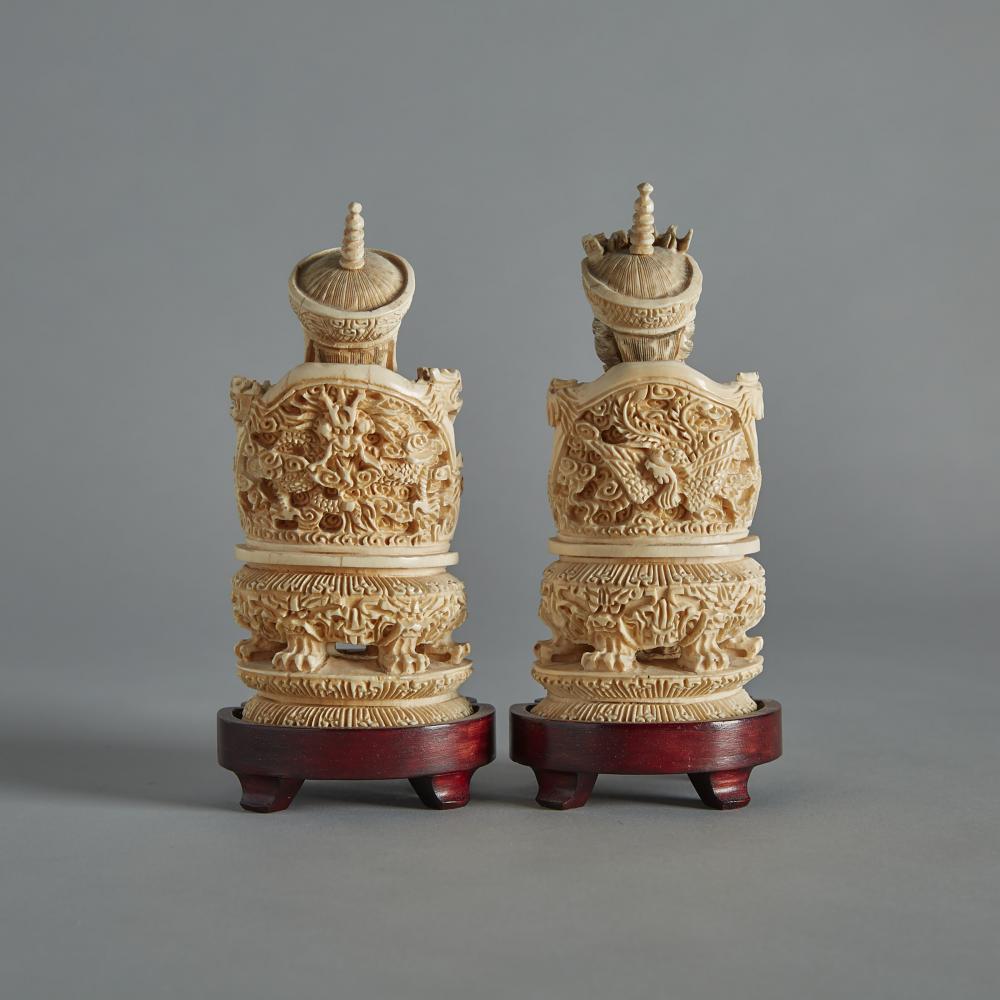 An Ivory Carved King and Queen Pair, Circa 1940, 約1940年 牙雕帝後坐像一對 乾隆底款, height 6.5 in — 16.5 cm (2 Pi - Image 2 of 3