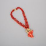 A Pink Coral 14k Gold and Diamond ‘Fish’ Mounted Necklace, 金鑽鑲珊瑚年年有餘項鍊, length 11 in — 27.9 cm