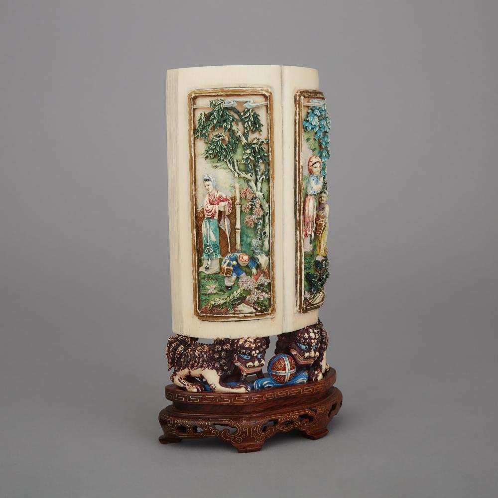 A Rare Polychrome Ivory ‘Gardens’ Panel, Circa 1900, 約1900年 罕見花園人物加彩牙雕插屏帶座, height 8.1 in — 20.5 cm - Image 3 of 6