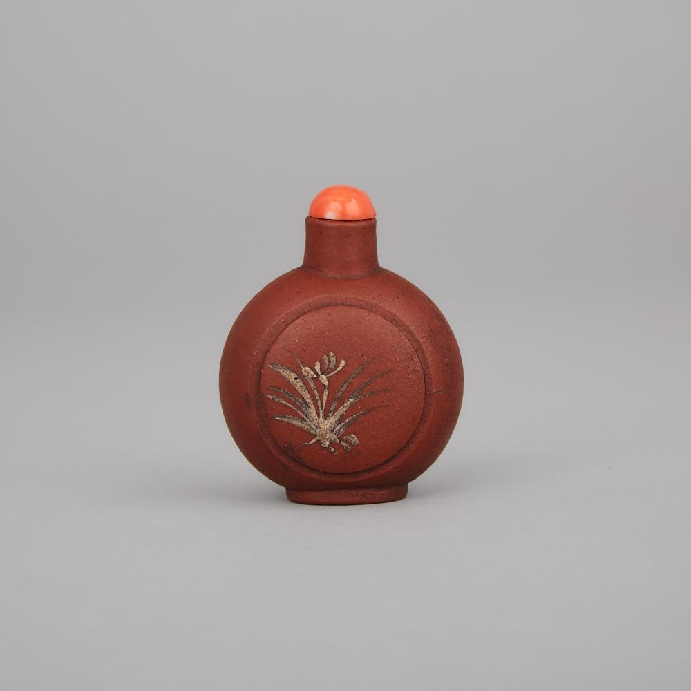 A White-Slip Enamel Decorated Yixing Stoneware Snuff Bottle, 18th to Early 19th Century, 十八世紀／十九世紀早期 - Image 2 of 3