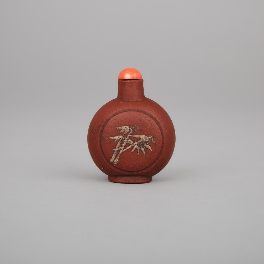 A White-Slip Enamel Decorated Yixing Stoneware Snuff Bottle, 18th to Early 19th Century, 十八世紀／十九世紀早期