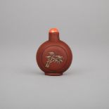 A White-Slip Enamel Decorated Yixing Stoneware Snuff Bottle, 18th to Early 19th Century, 十八世紀／十九世紀早期