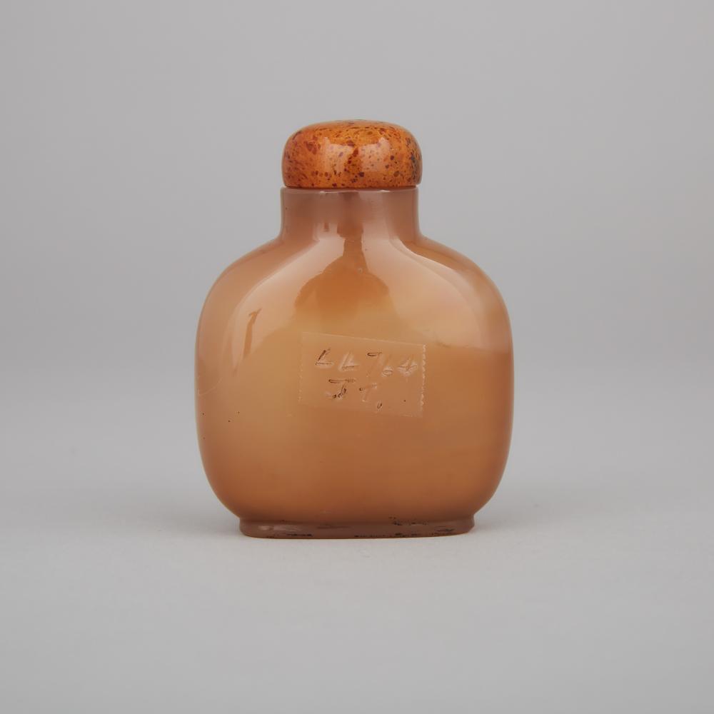 A Carved Agate ‘Qilin with Bats’ Snuff Bottle, 19th Century, 十九世紀 瑪瑙蝙蝠麒麟雕鼻煙壺, height 2.9 in — 7.3 cm - Image 2 of 3