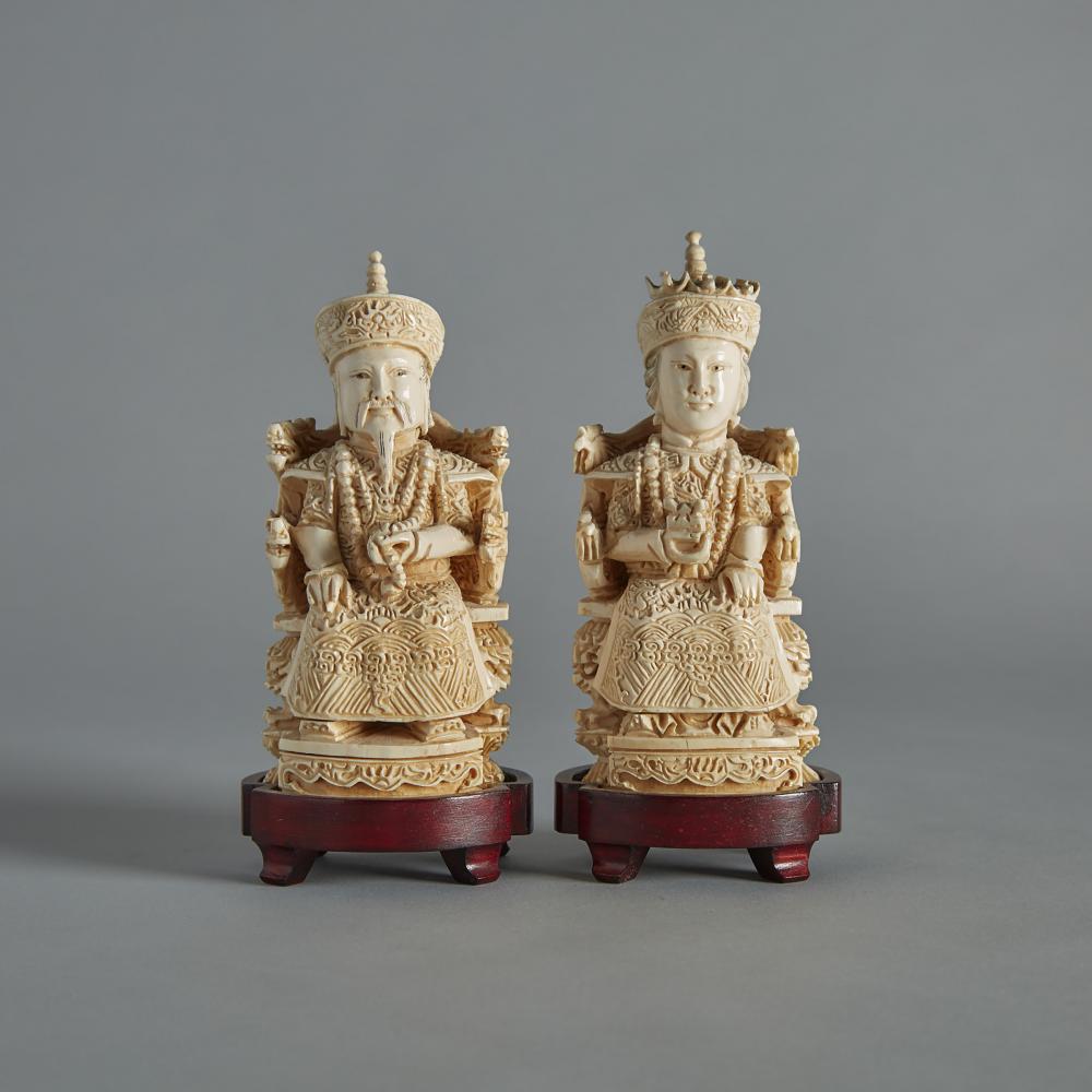 An Ivory Carved King and Queen Pair, Circa 1940, 約1940年 牙雕帝後坐像一對 乾隆底款, height 6.5 in — 16.5 cm (2 Pi