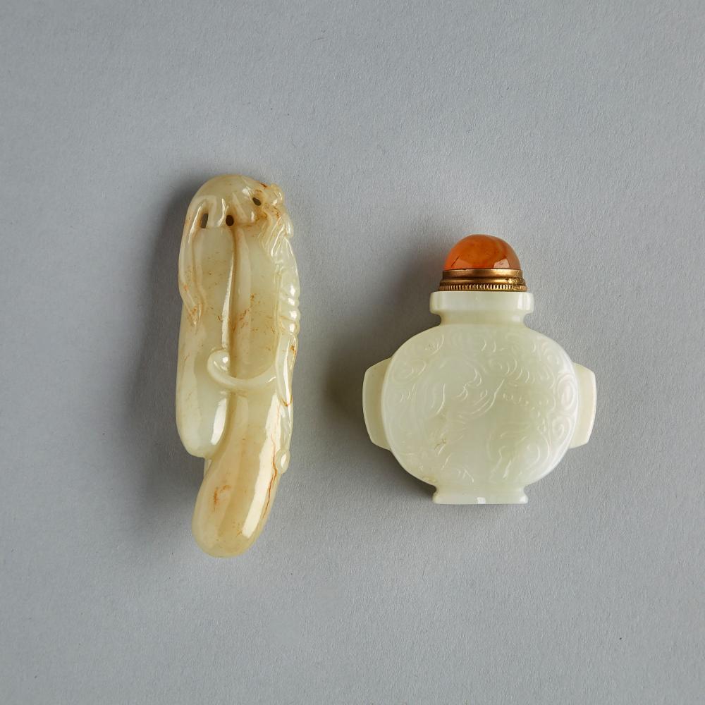 Two Celadon White Jade Carved Items, 青白玉雕茄子獸面穀紋鼻煙壺一組兩件, largest length 3.6 in — 9.2 cm (2 Pieces) - Image 2 of 3