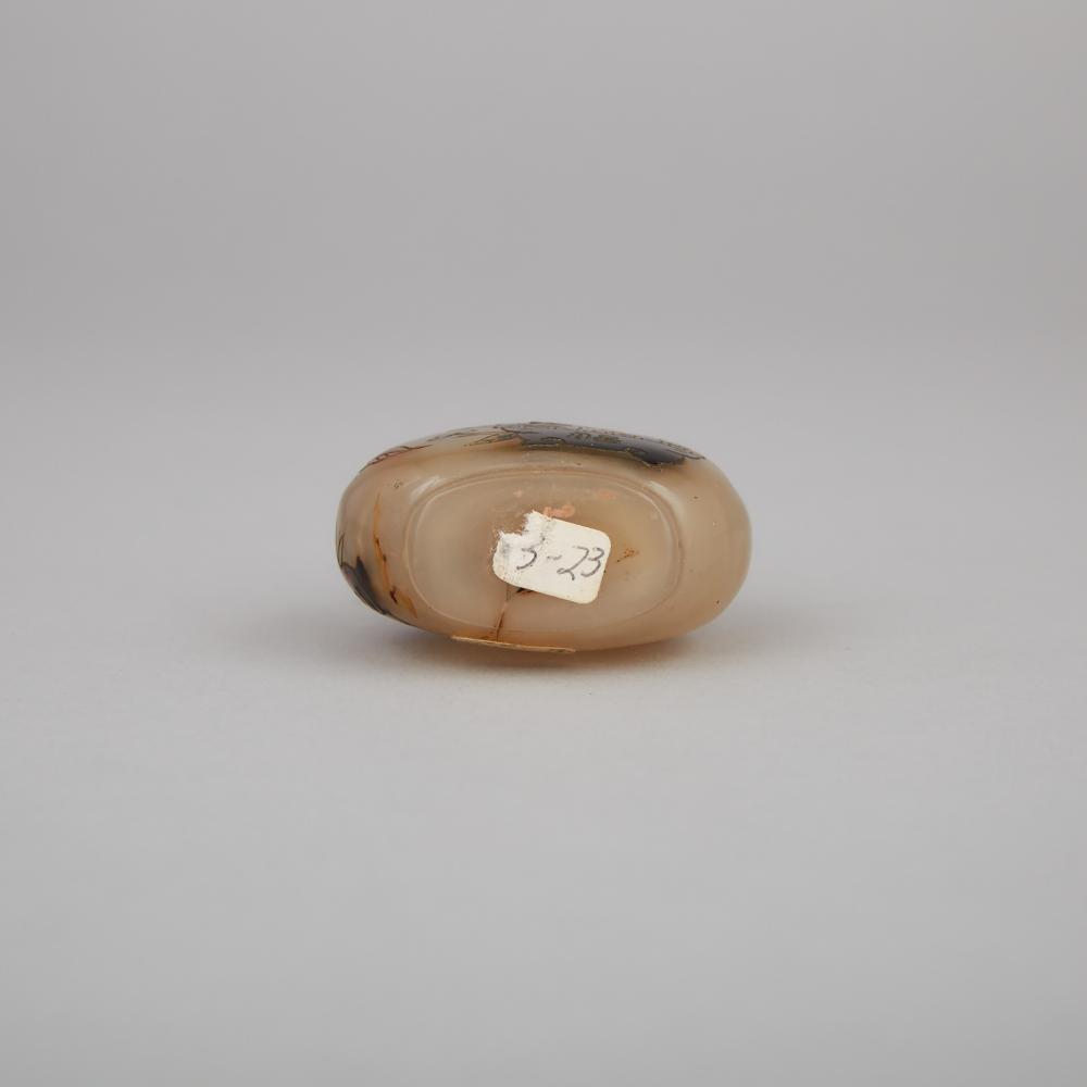 A Finely Carved and Gilt Shadow Agate Snuff Bottle, 18th/19th Century, 十八／十九世紀 紅影瑪瑙鍍金巧雕福從天降鼻煙壺, heig - Image 3 of 3