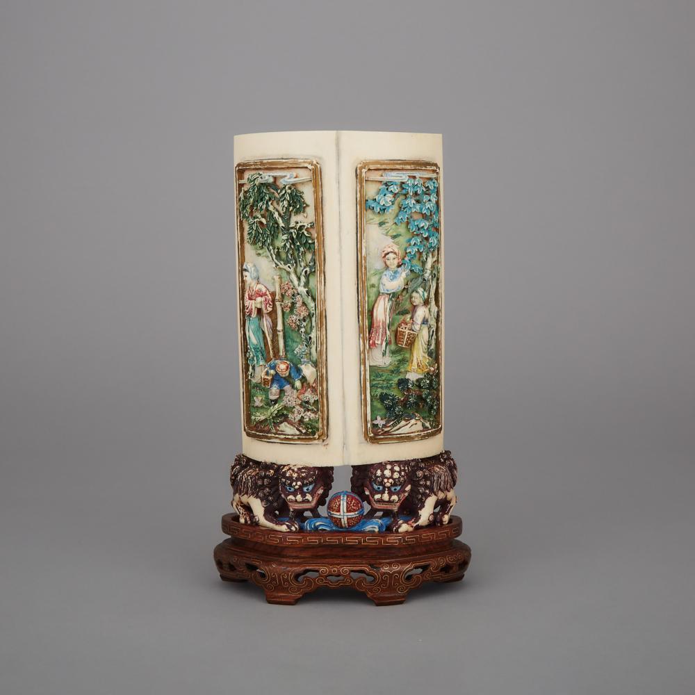 A Rare Polychrome Ivory ‘Gardens’ Panel, Circa 1900, 約1900年 罕見花園人物加彩牙雕插屏帶座, height 8.1 in — 20.5 cm - Image 2 of 6