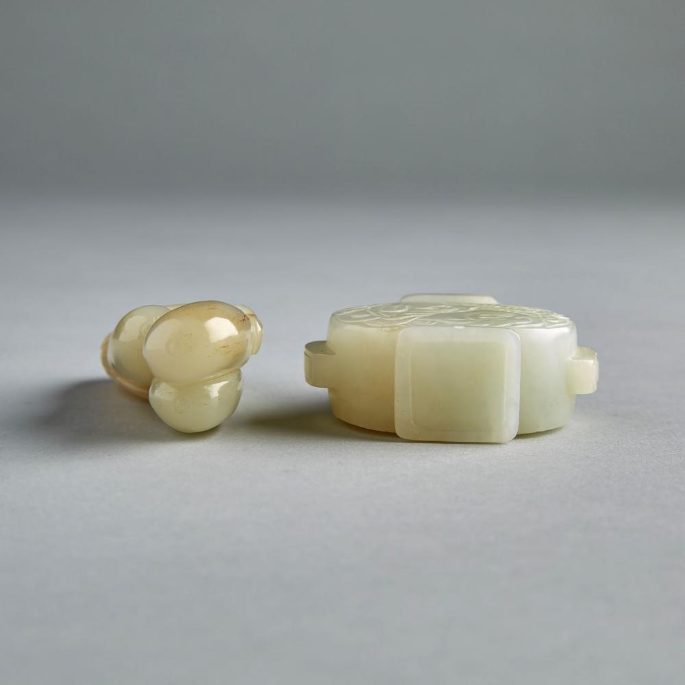 Two Celadon White Jade Carved Items, 青白玉雕茄子獸面穀紋鼻煙壺一組兩件, largest length 3.6 in — 9.2 cm (2 Pieces) - Image 3 of 3